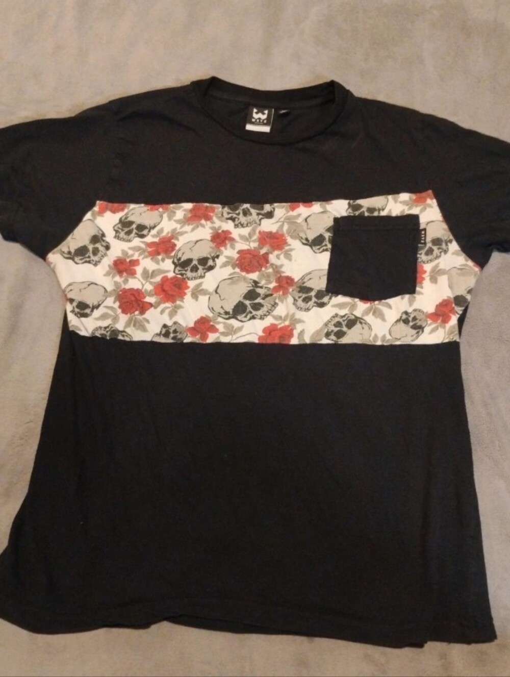 WXYZ MFG CO Black Skull & Rose Pattern Pocket Tee Shirt - L